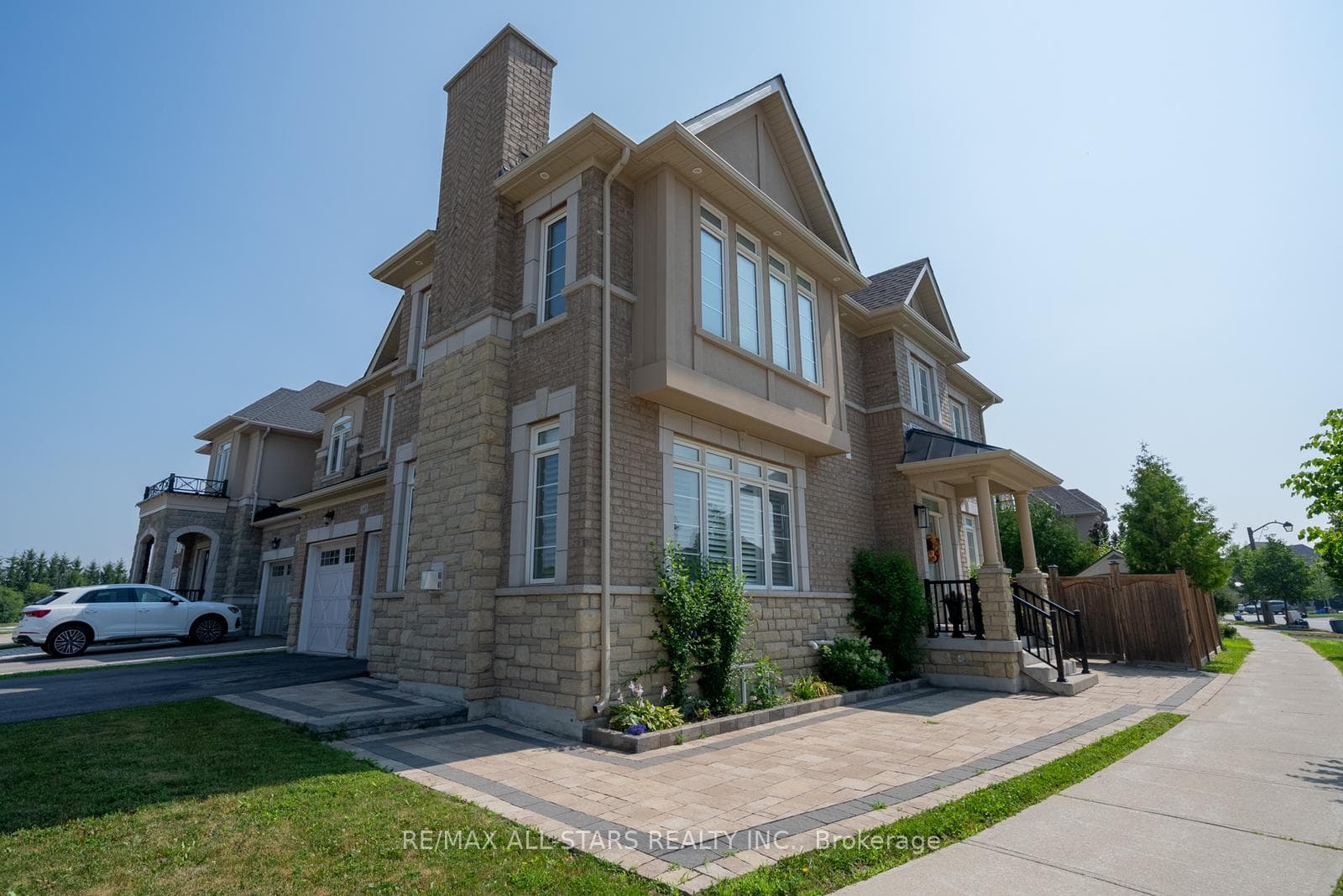 349 West Lawn Crescent photo 1