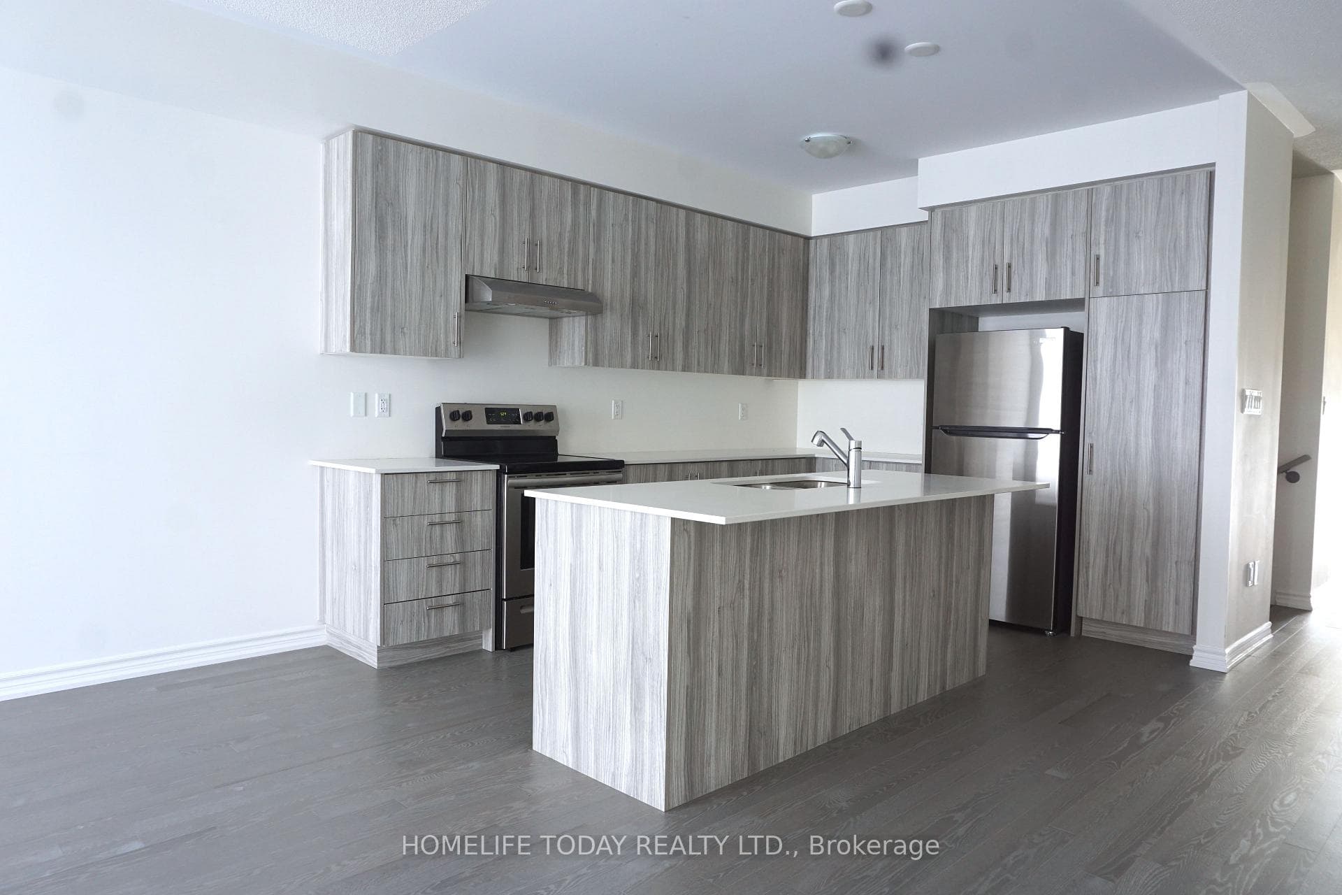 26 Louise Crescent photo 3