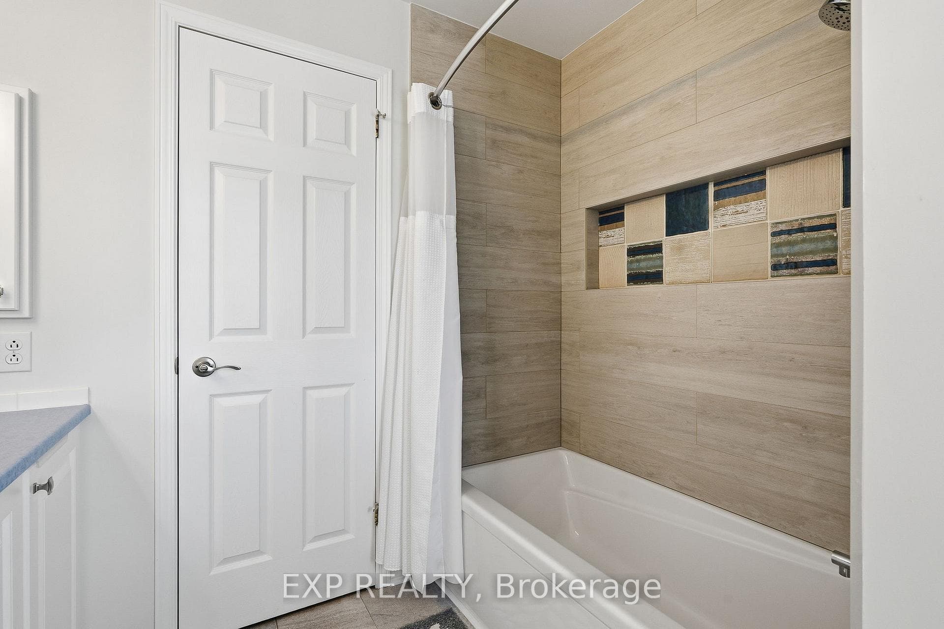 2nd Floor Bathroom 4-pc