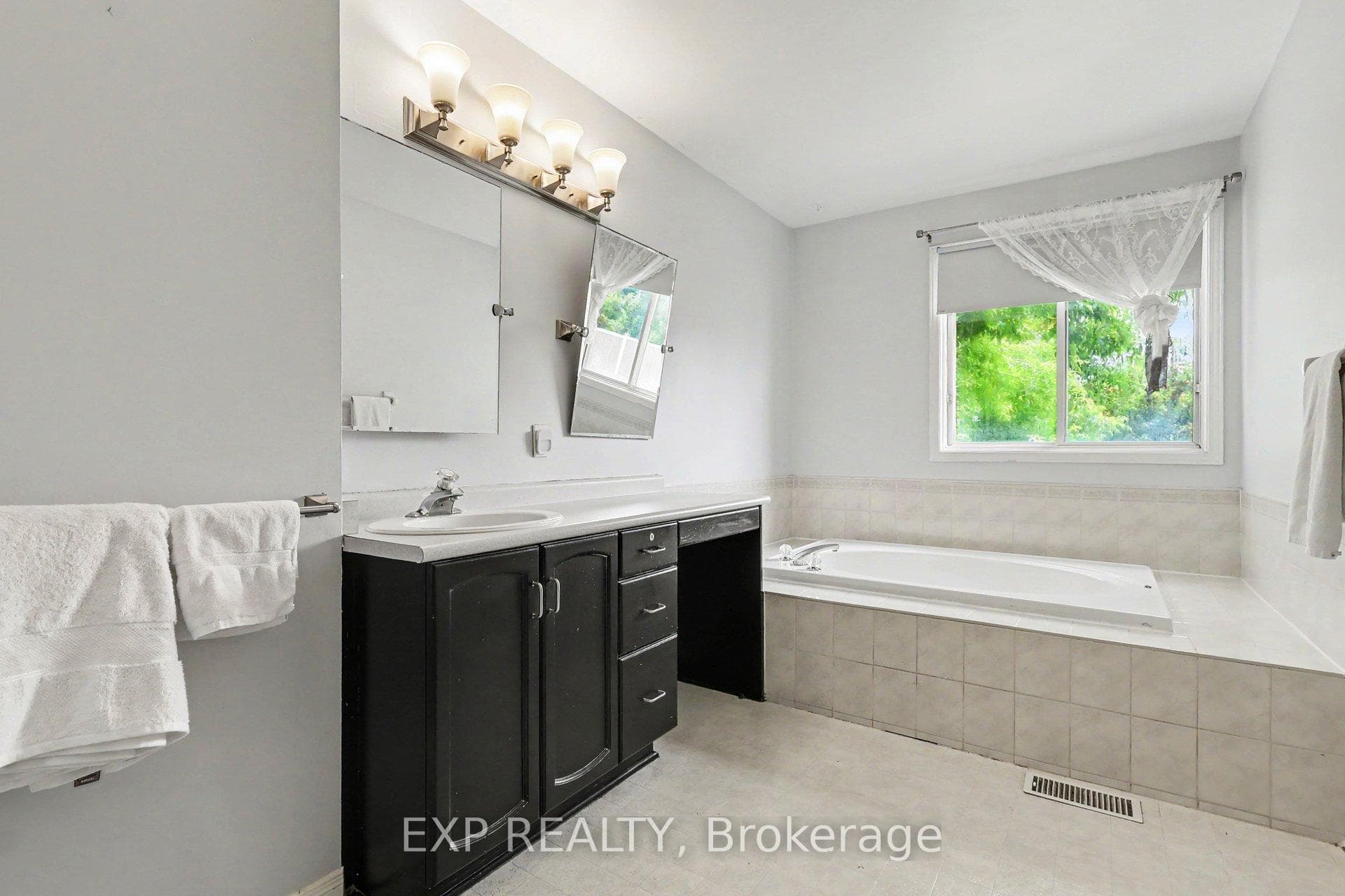 86 Scarlet Court photo 13