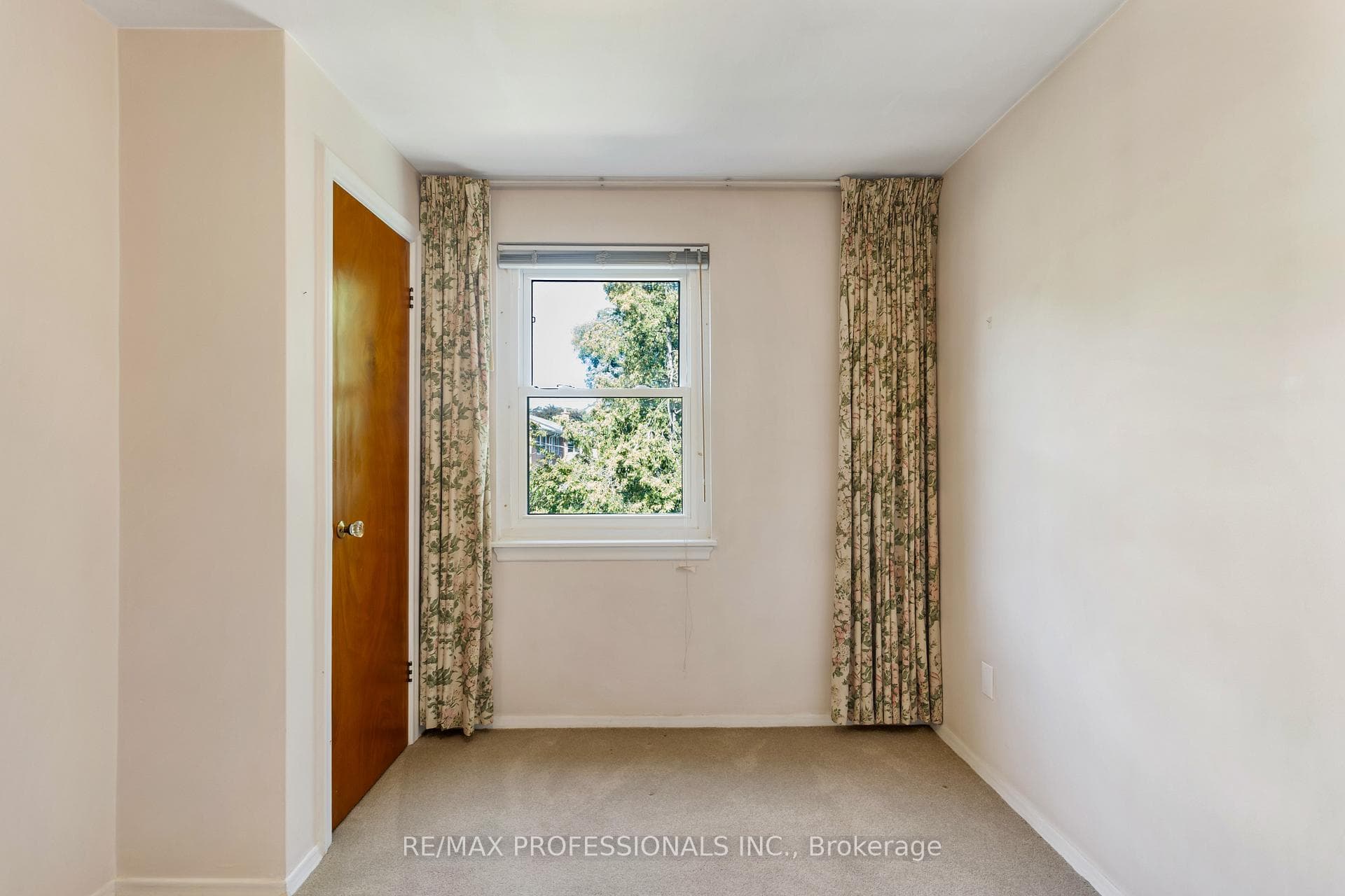 38 Van Stassen Boulevard photo 32