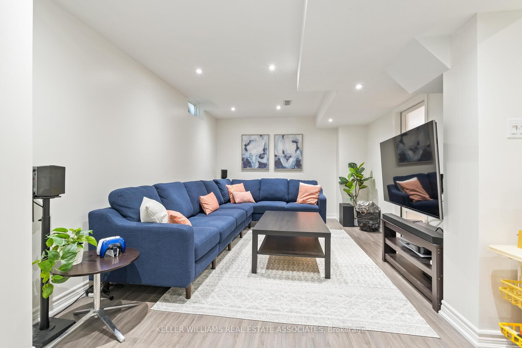 1 Lismer Crescent photo 32
