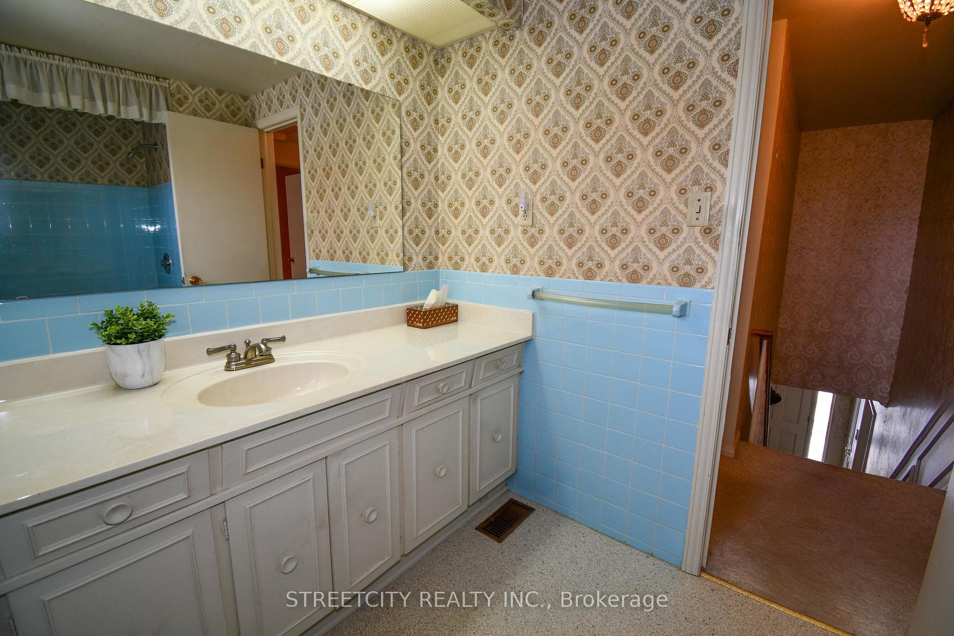 454 Village Green Avenue photo 28