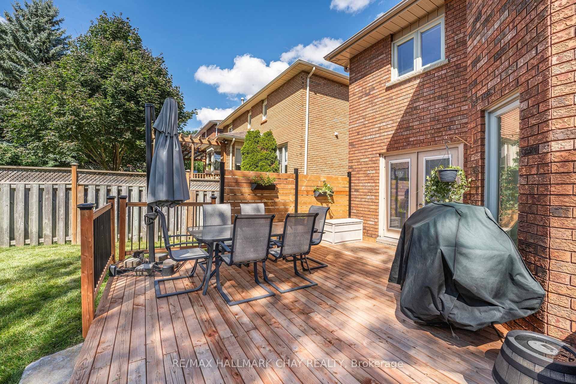 22 Thackeray Crescent photo 35