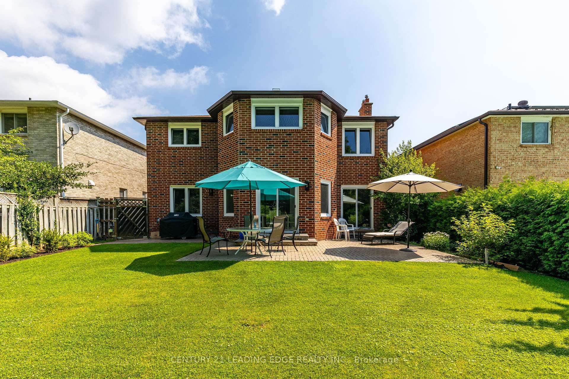 1482 QUEENSBURY Crescent photo 44