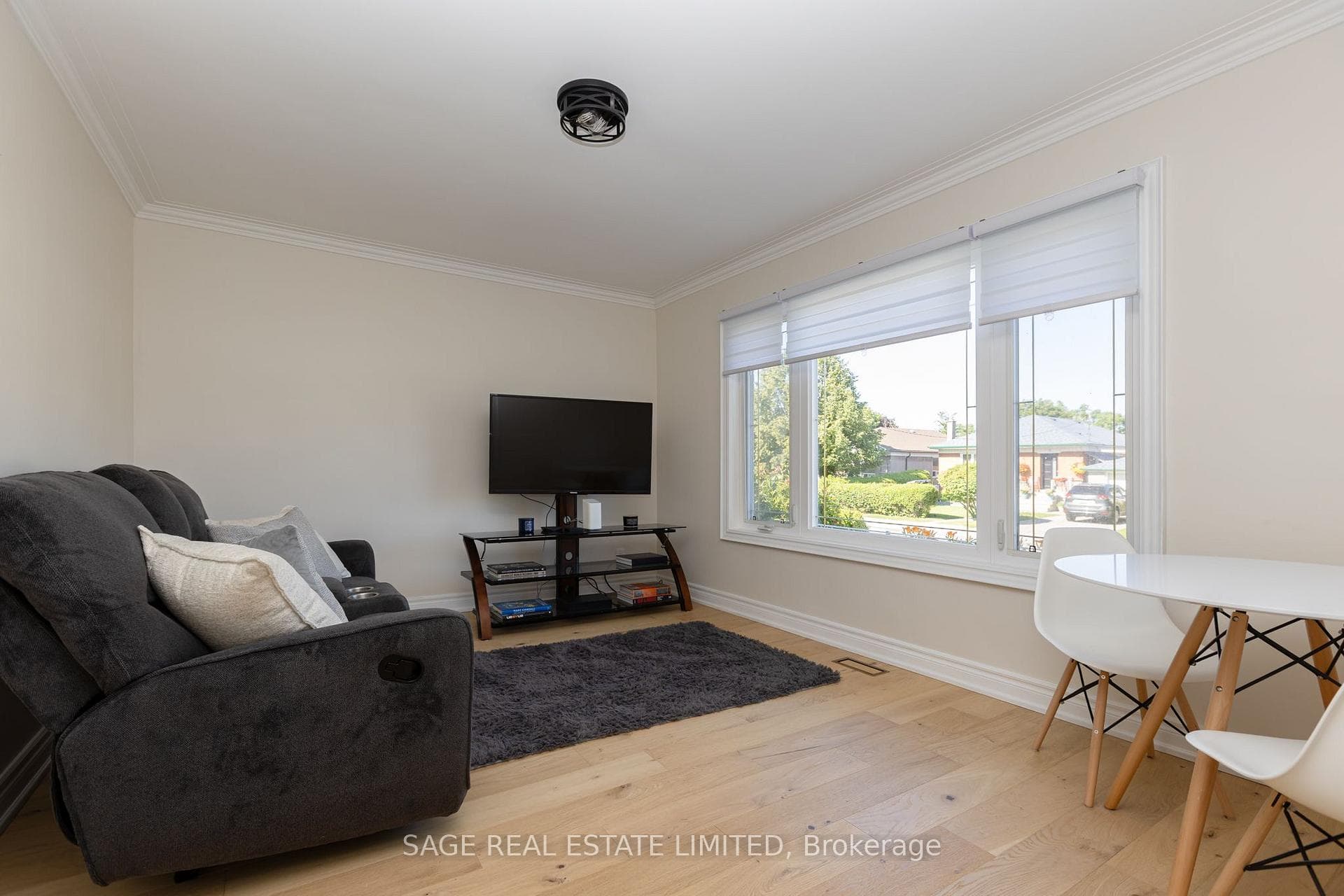 8 Lombardy Crescent photo 5