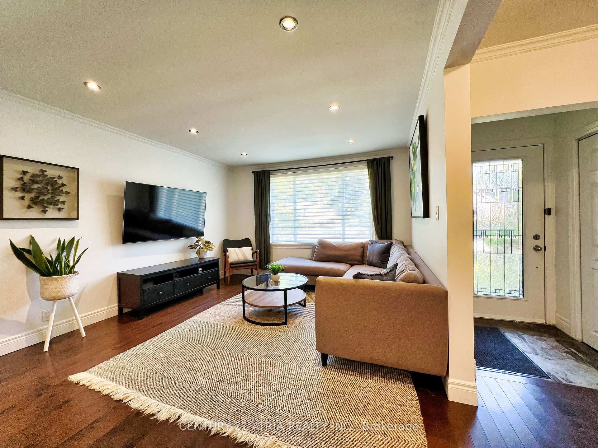 11 Latham Avenue photo 2