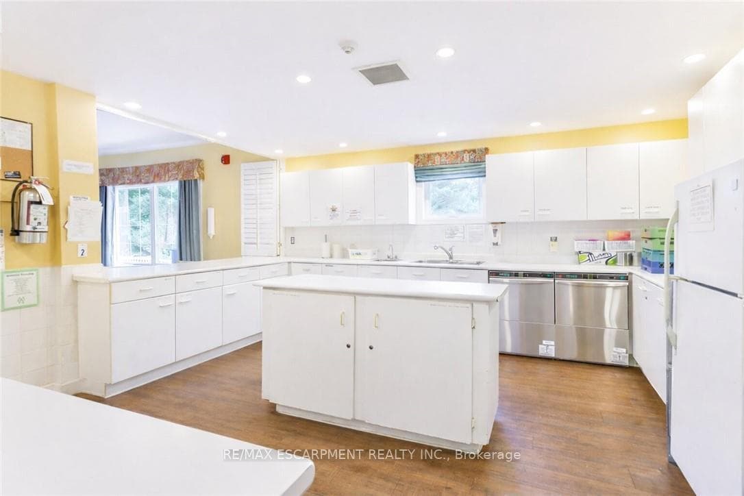 142 Silverbirch Avenue photo 24