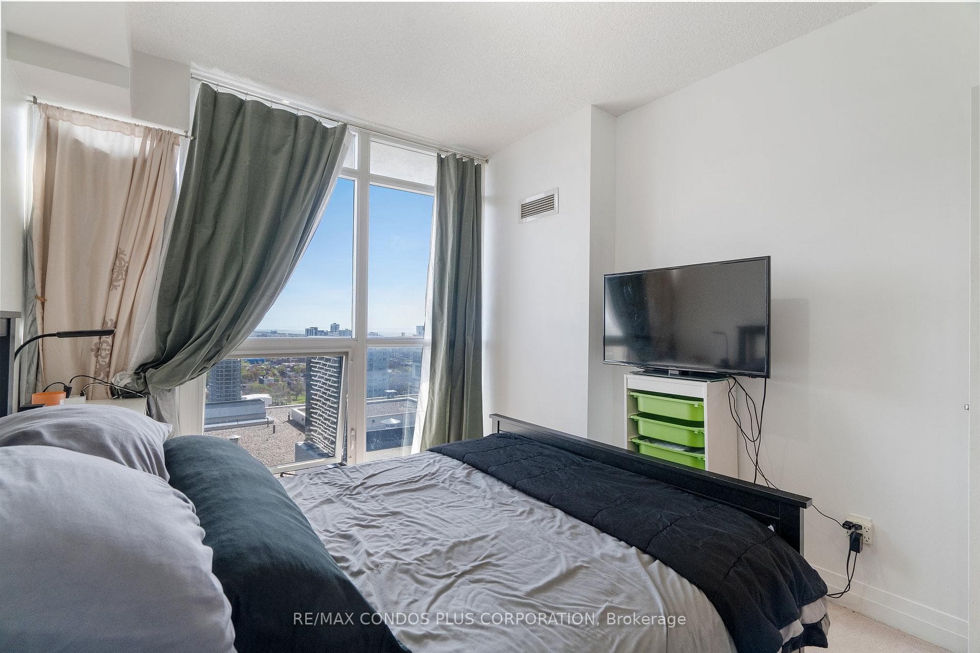 21 Carlton Street Unit 3805 photo 18