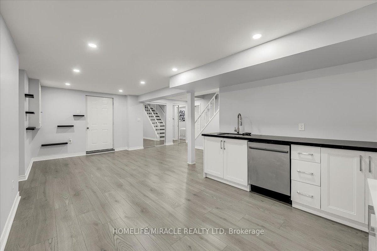 301 O'donoghue Avenue photo 34