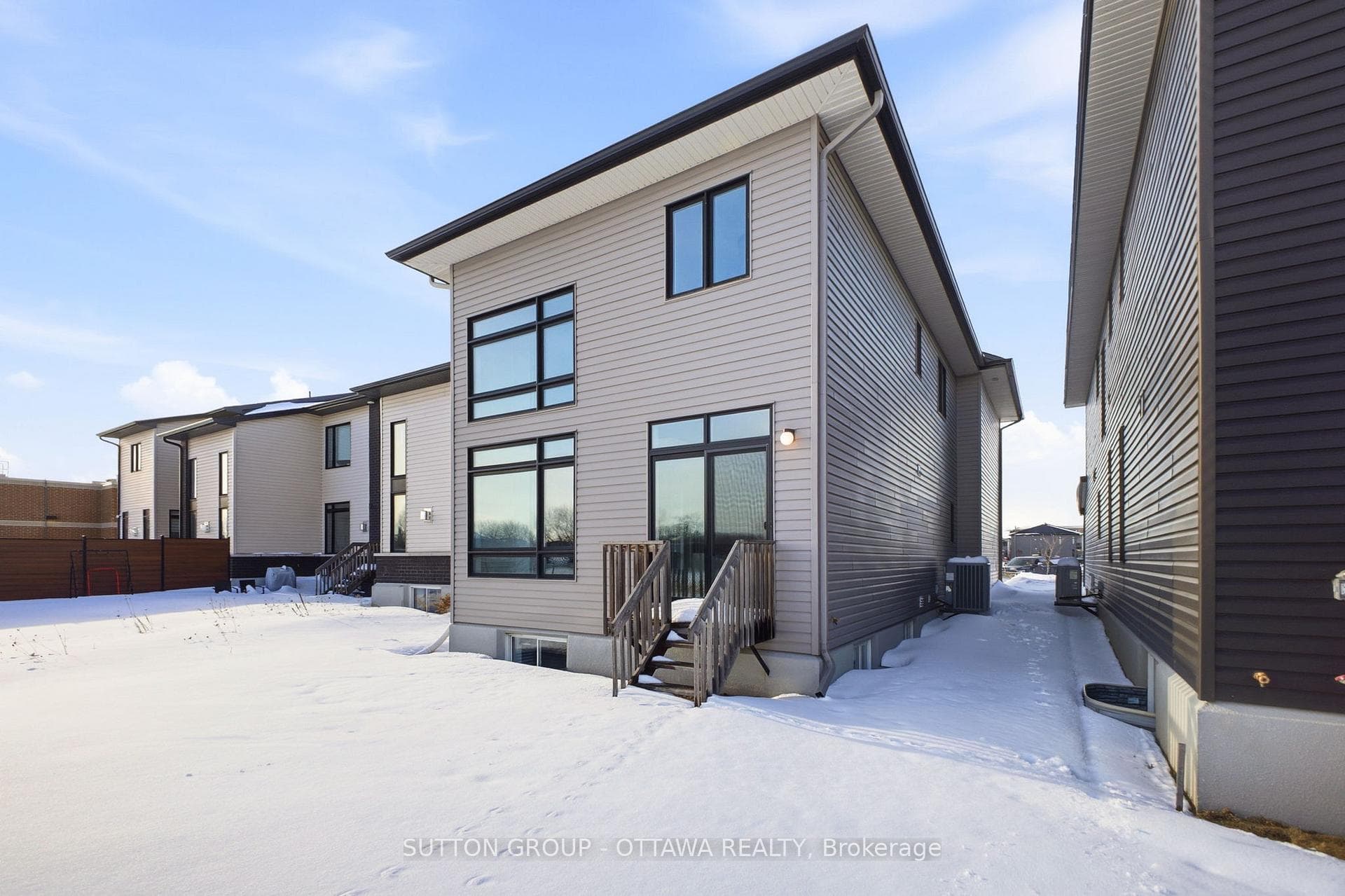 138 Shuttleworth Drive photo 32