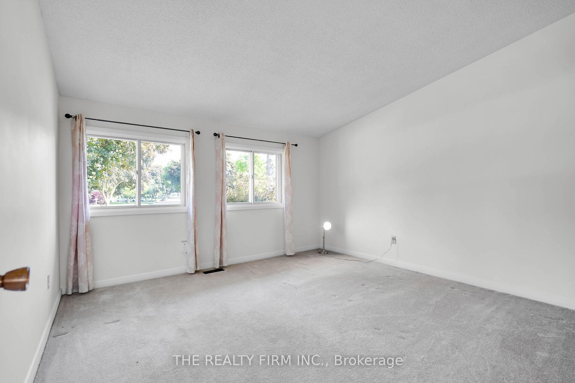 121 Goldwick Crescent photo 16