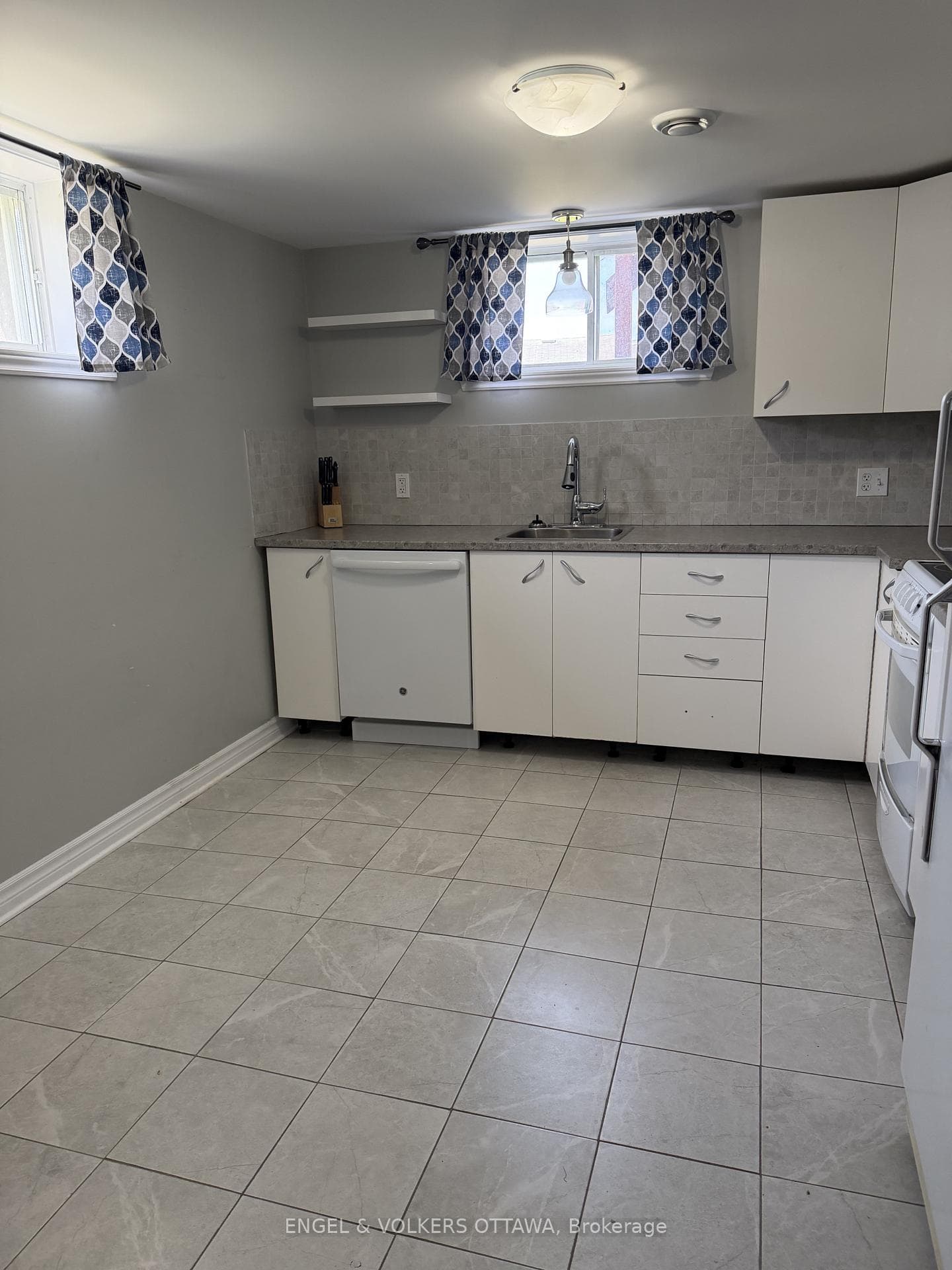 1199 OLD MONTREAL Road Unit B photo 6