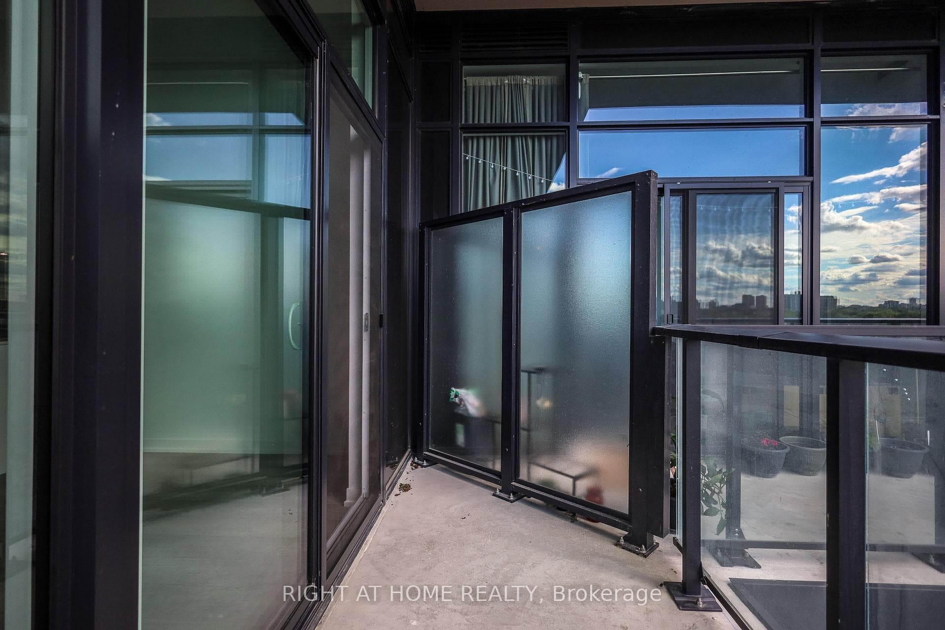 285 Dufferin Street Unit 704 photo 19