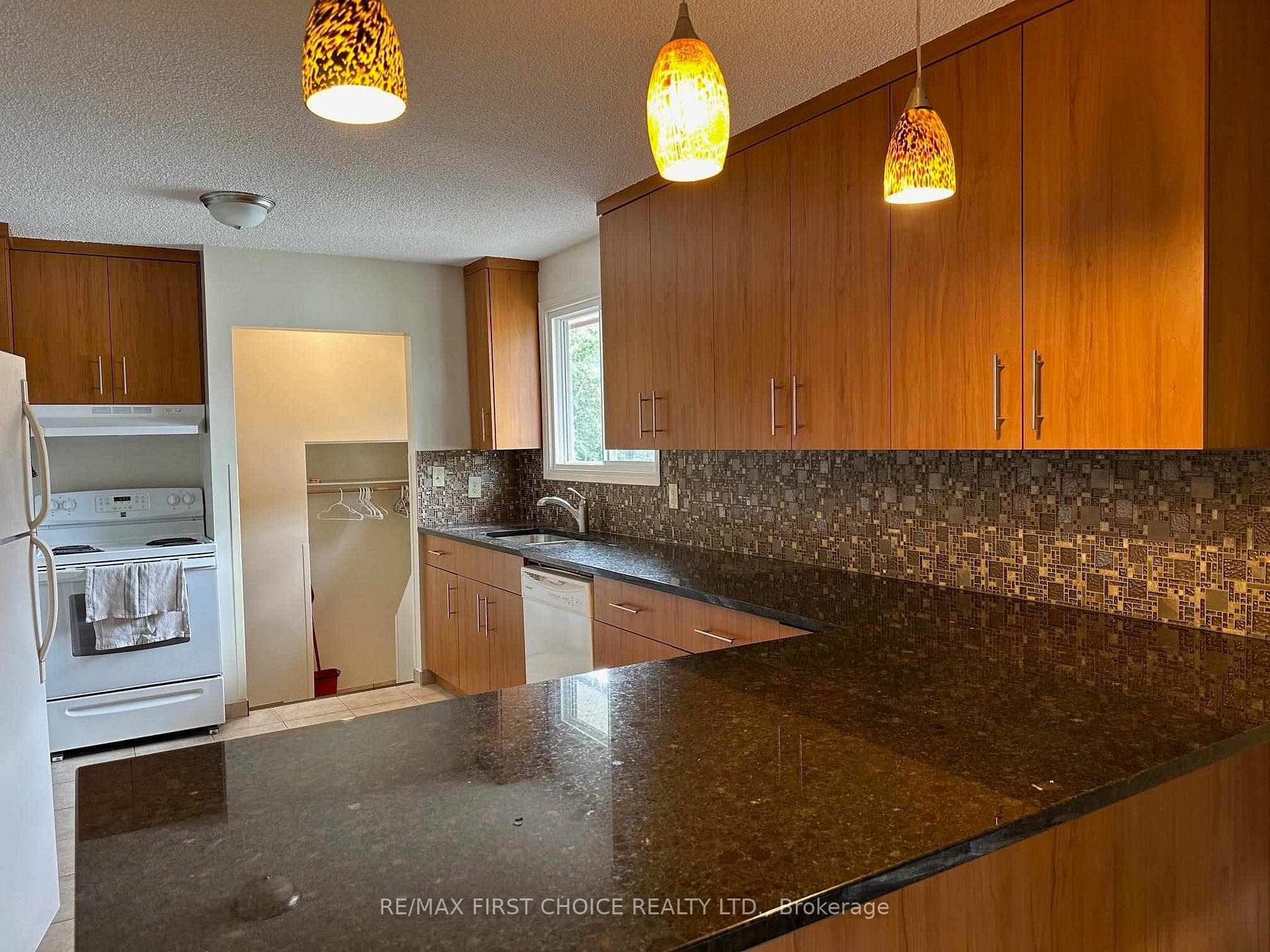 131 Ravenwood Avenue photo 2