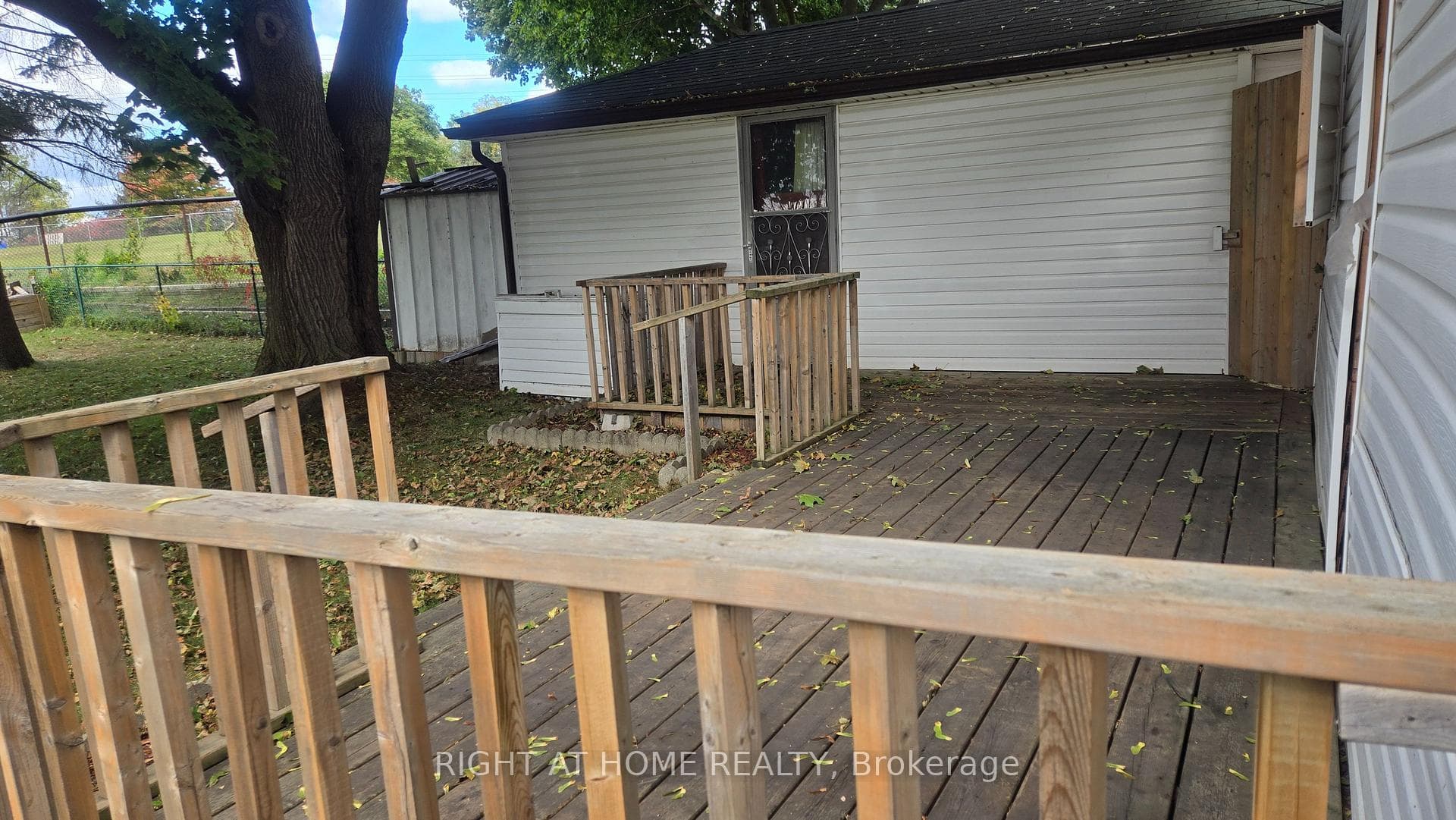 65 Ellis Crescent photo 24