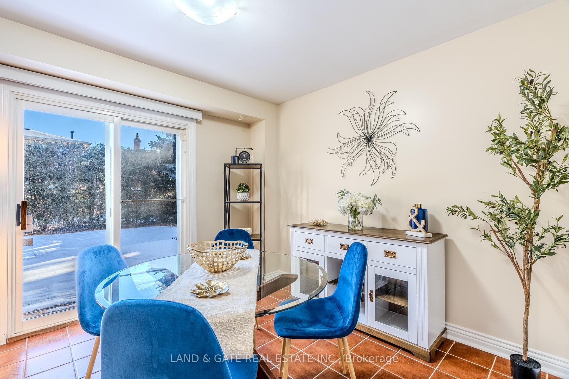 11 Golders Green Avenue photo 15