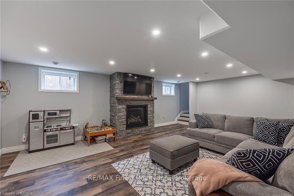 214 MACDOUGALL Drive photo 24