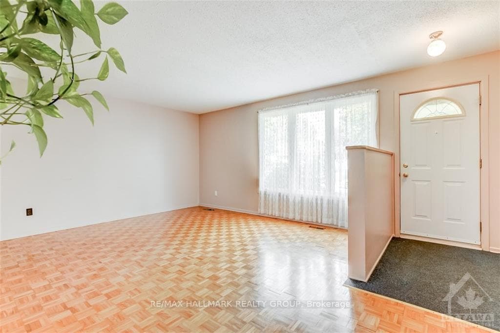 1317 RAINBOW Crescent photo 2