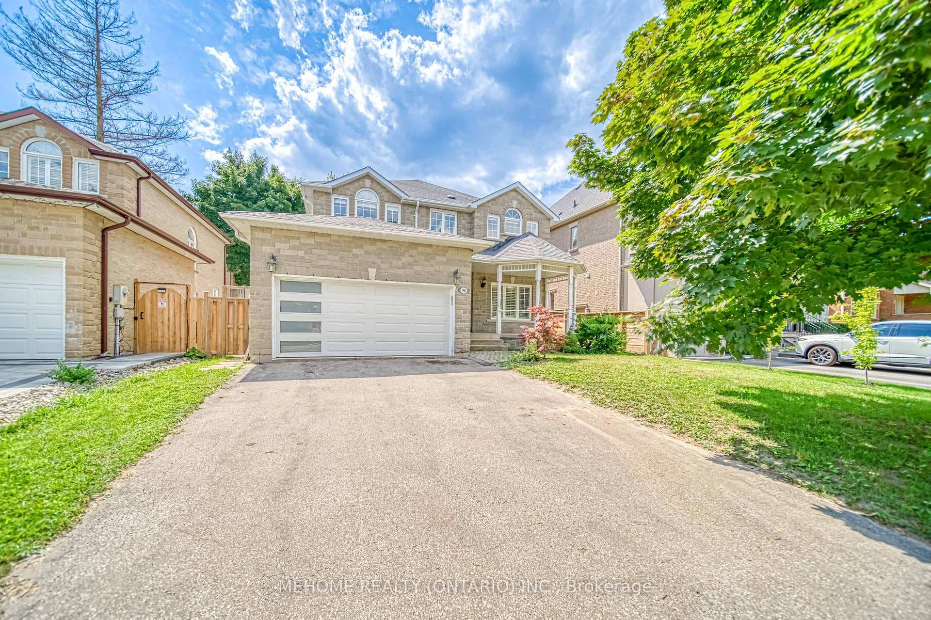 98 Leyburn Avenue Unit MAIN photo 2