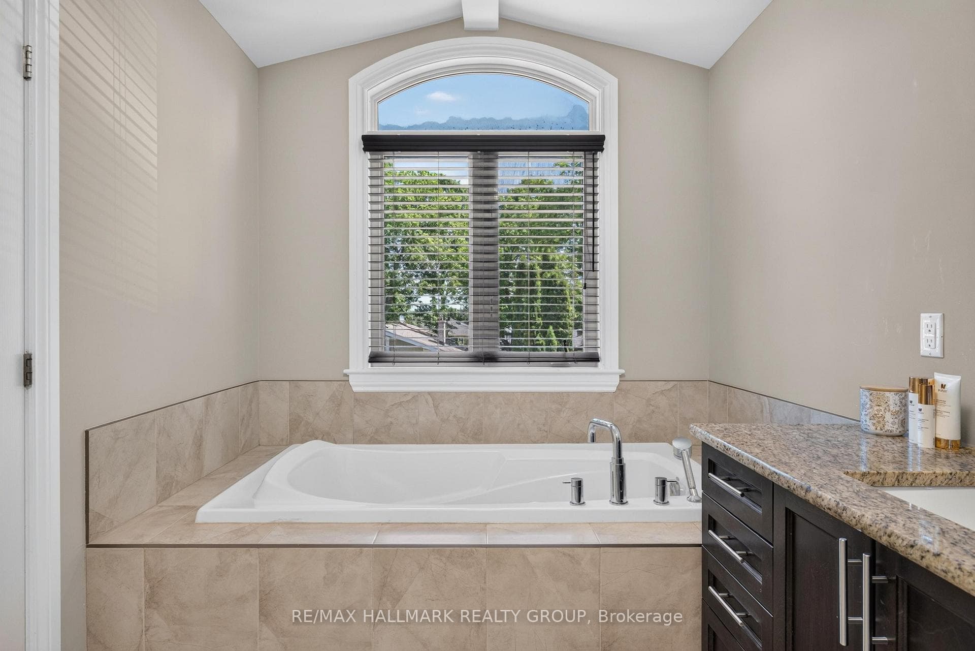 856 Norton Avenue photo 19