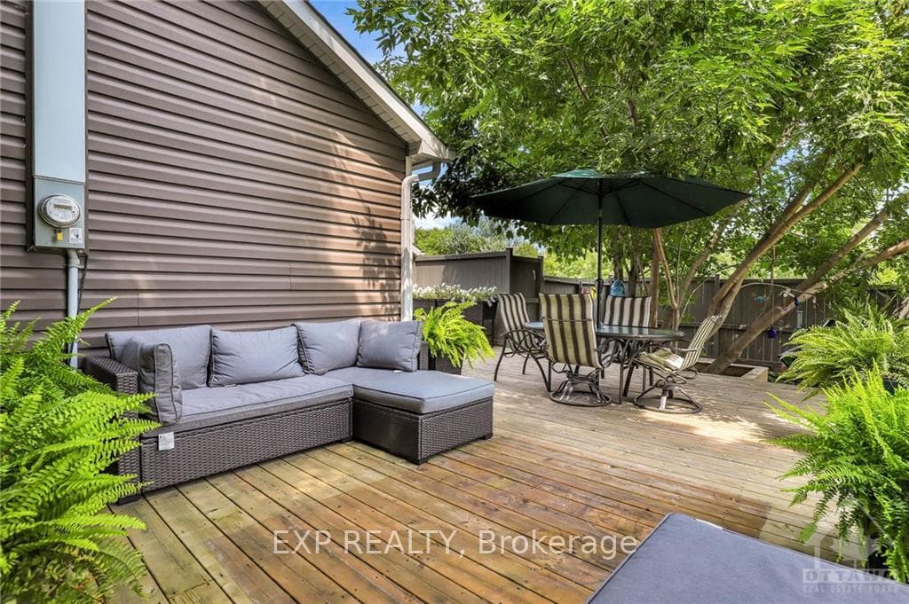 1076 RICHARD Street photo 27
