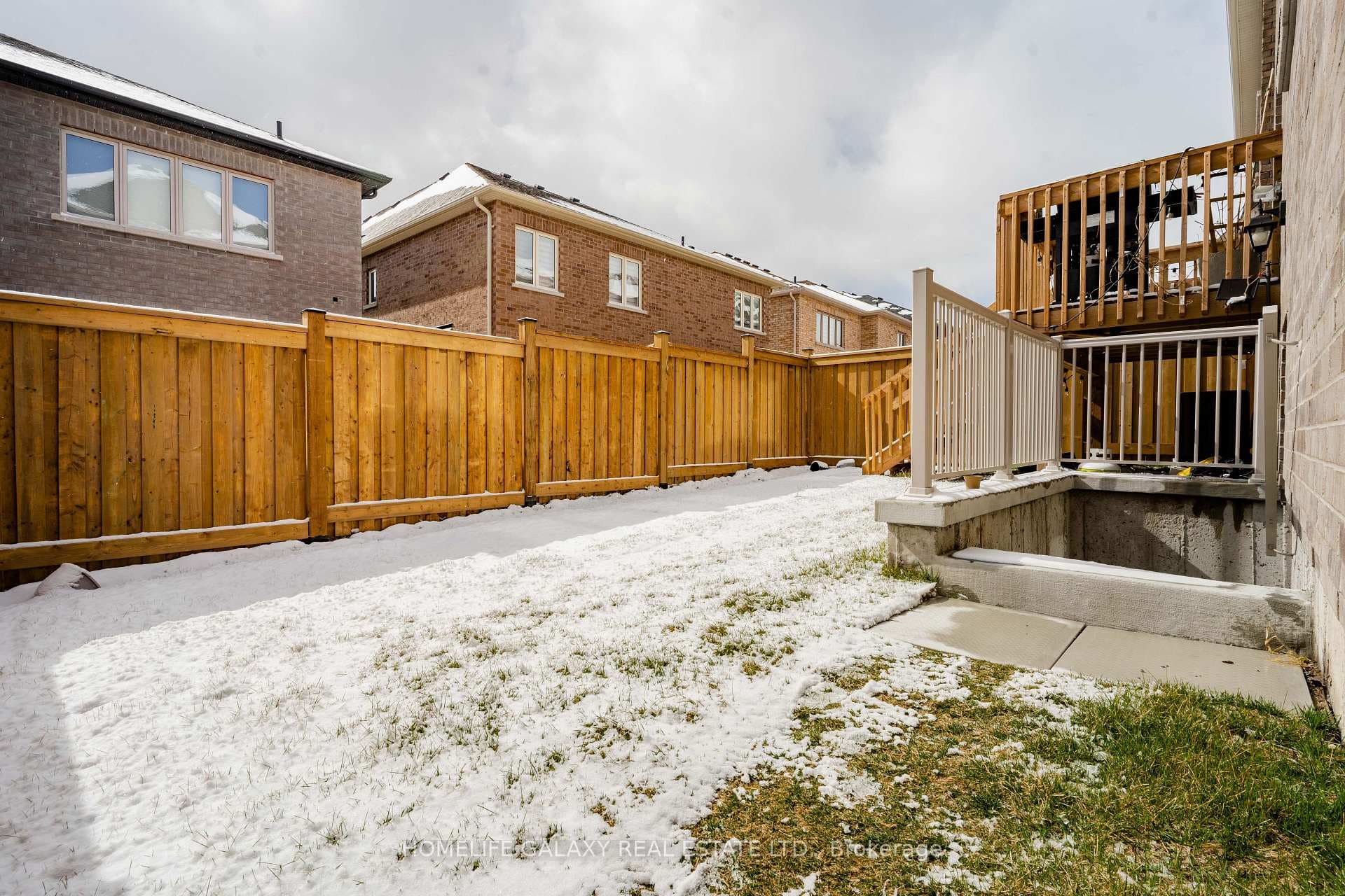 1071 Orenda Street photo 32