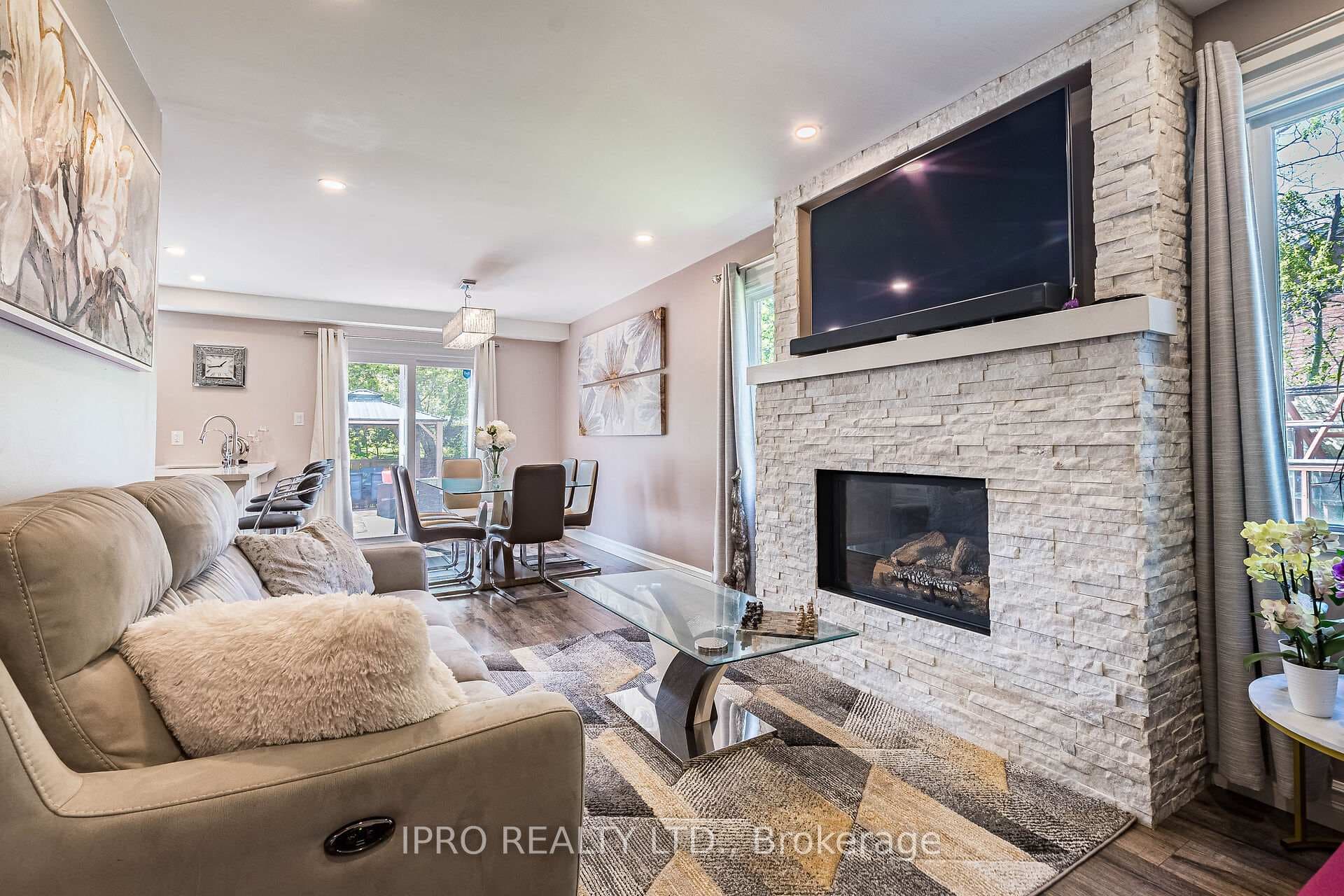 74 Dumfries Avenue photo 3