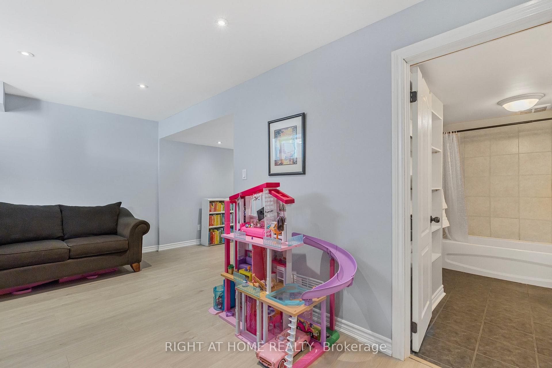 162 Banting Crescent photo 25