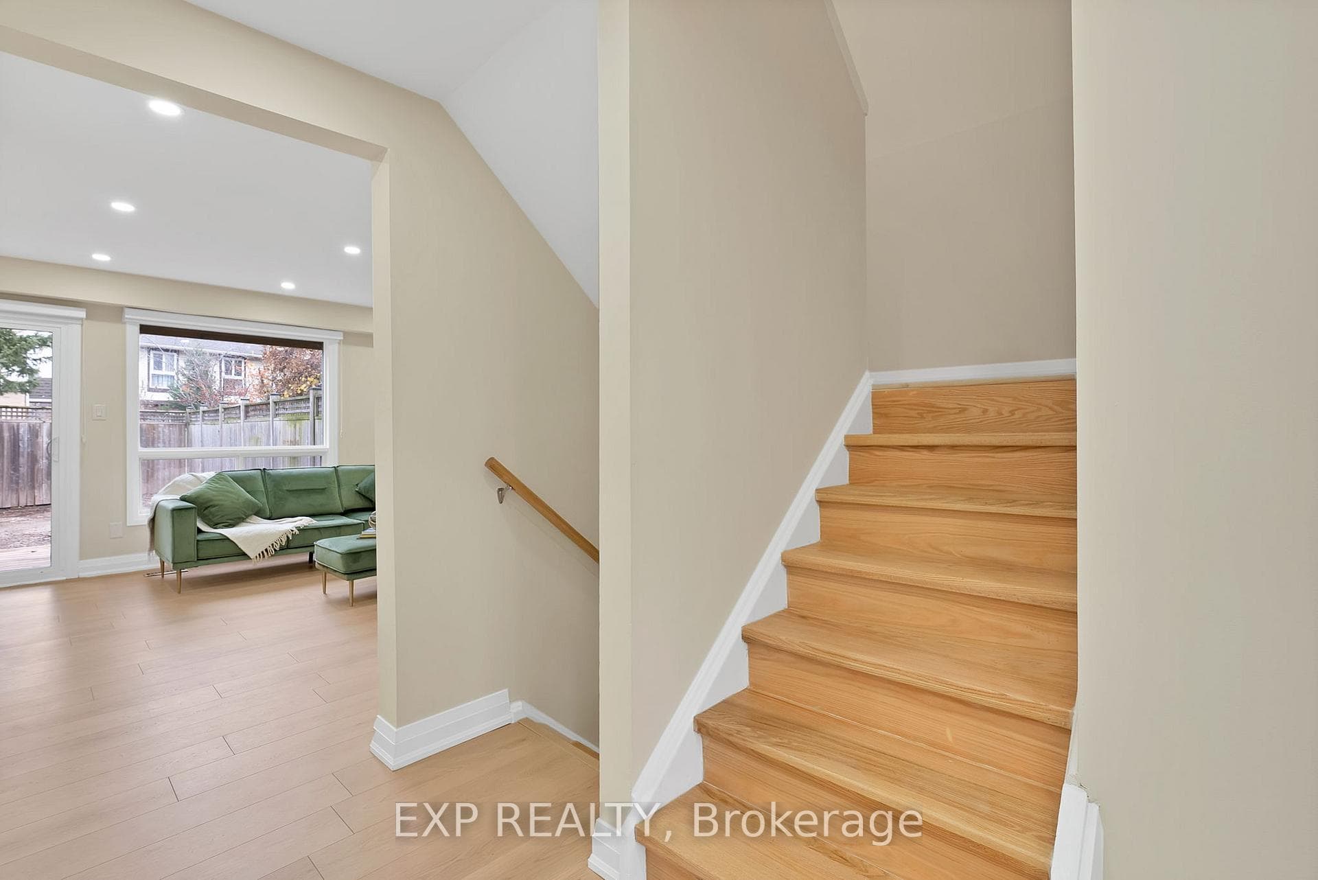 1037 Elizabeth Place photo 3
