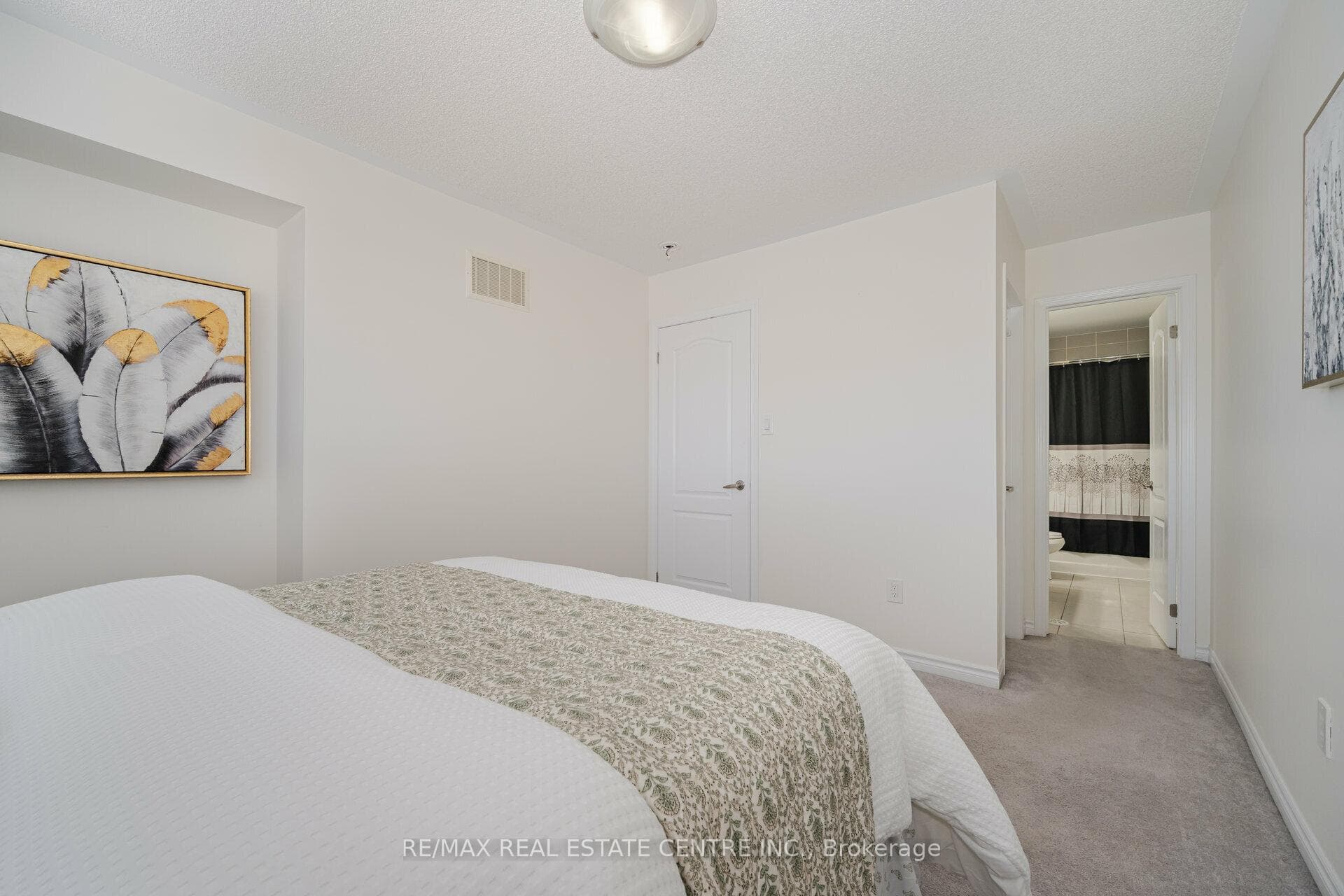 261 Eves Gate photo 23