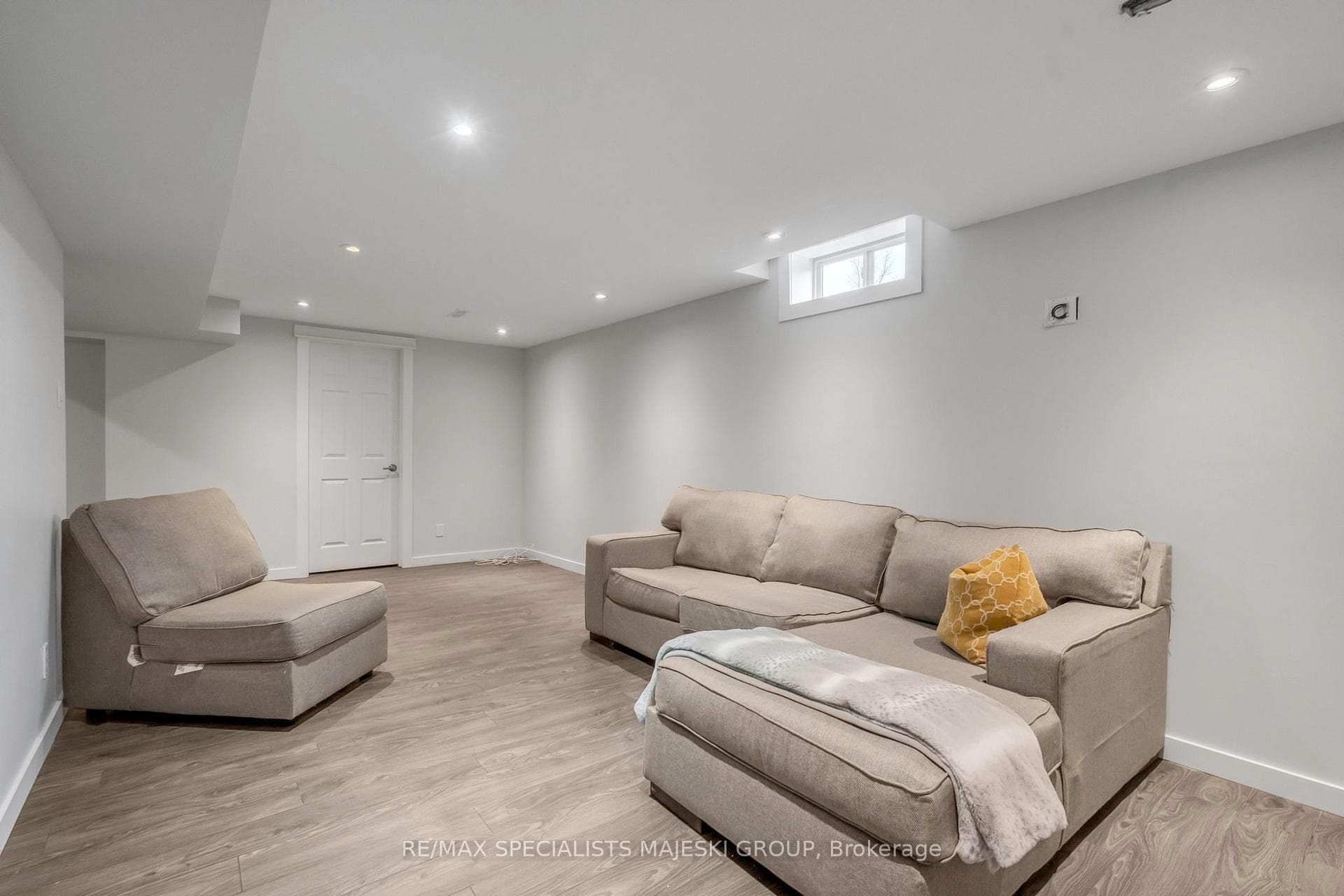 2377 Cotswold Crescent photo 31