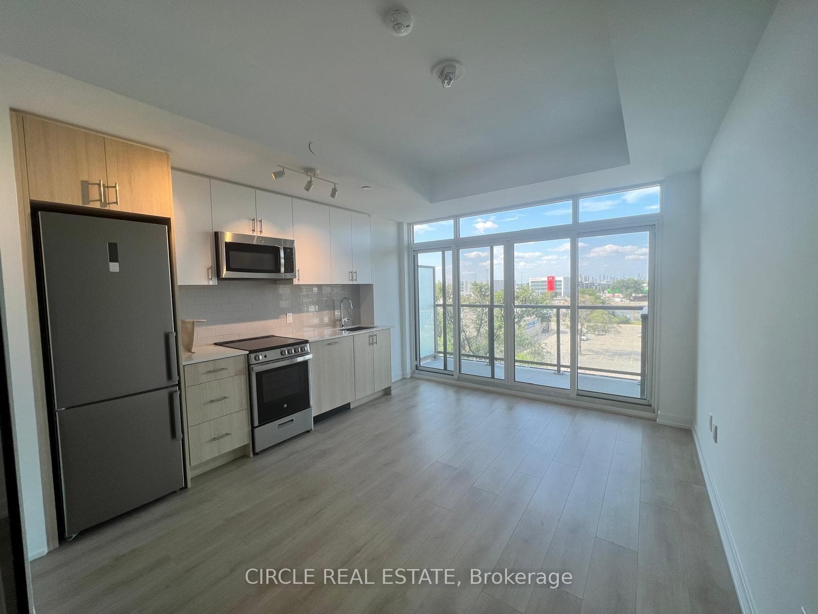 1195 The Queensway Street Unit 519 photo 5