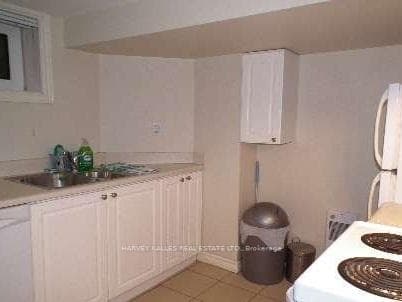52 Lawrence Avenue photo 9