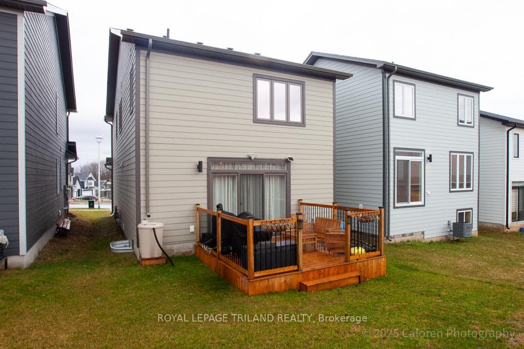 949 DEVERON Crescent photo 48