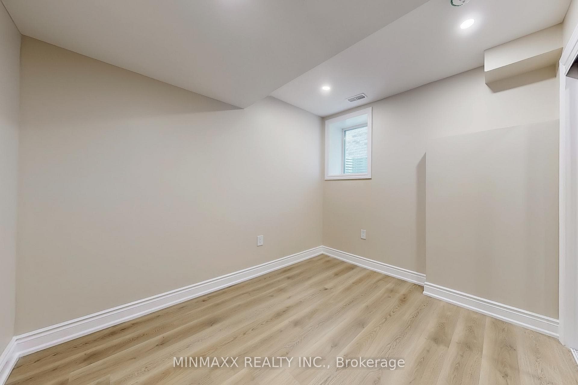 465 Thornborrow (2-Bed Walkout Bsmt Apt) Court photo 20