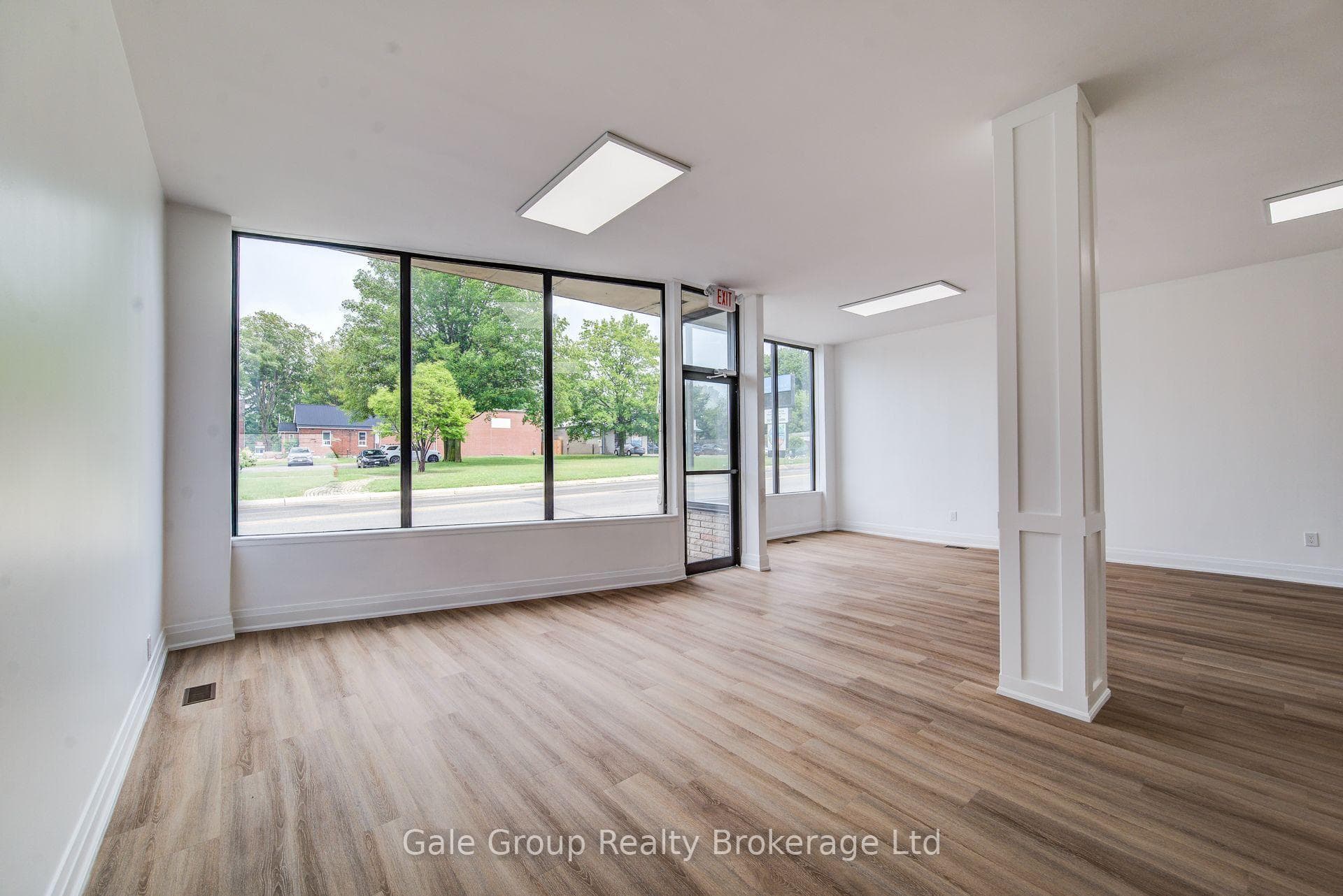 728 Dundas Street photo 7