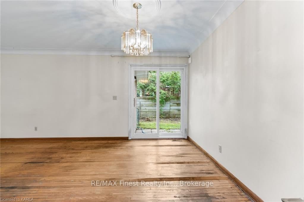 152 CAMPBELL Crescent photo 8