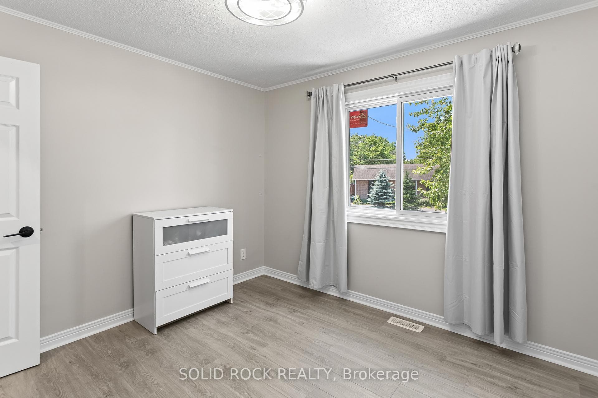 676 Centre Street photo 23