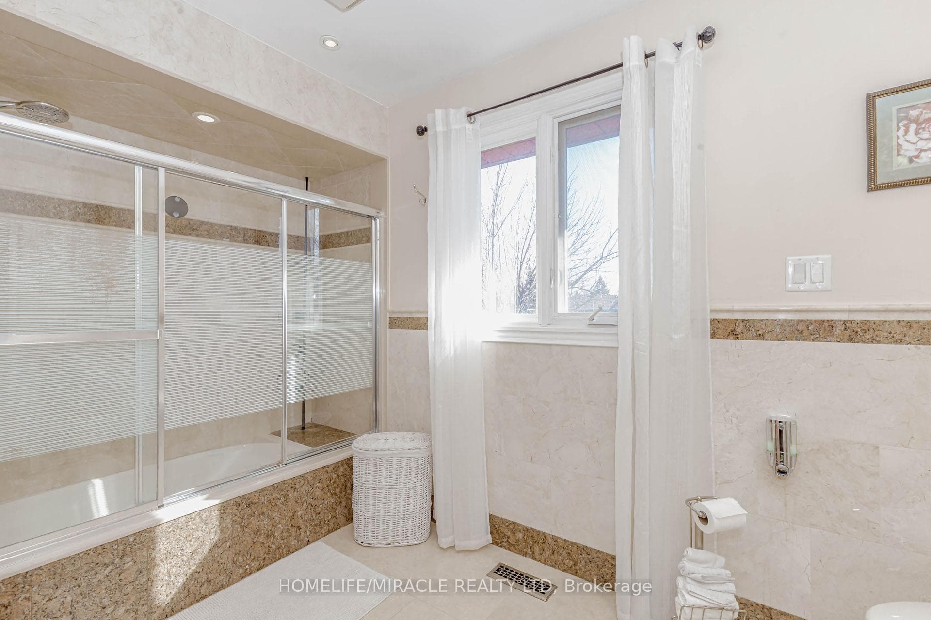 2484 Claymore Crescent photo 32