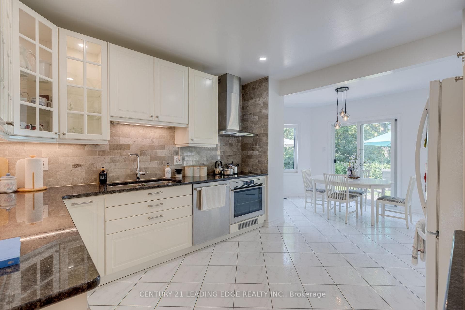 1482 QUEENSBURY Crescent photo 4