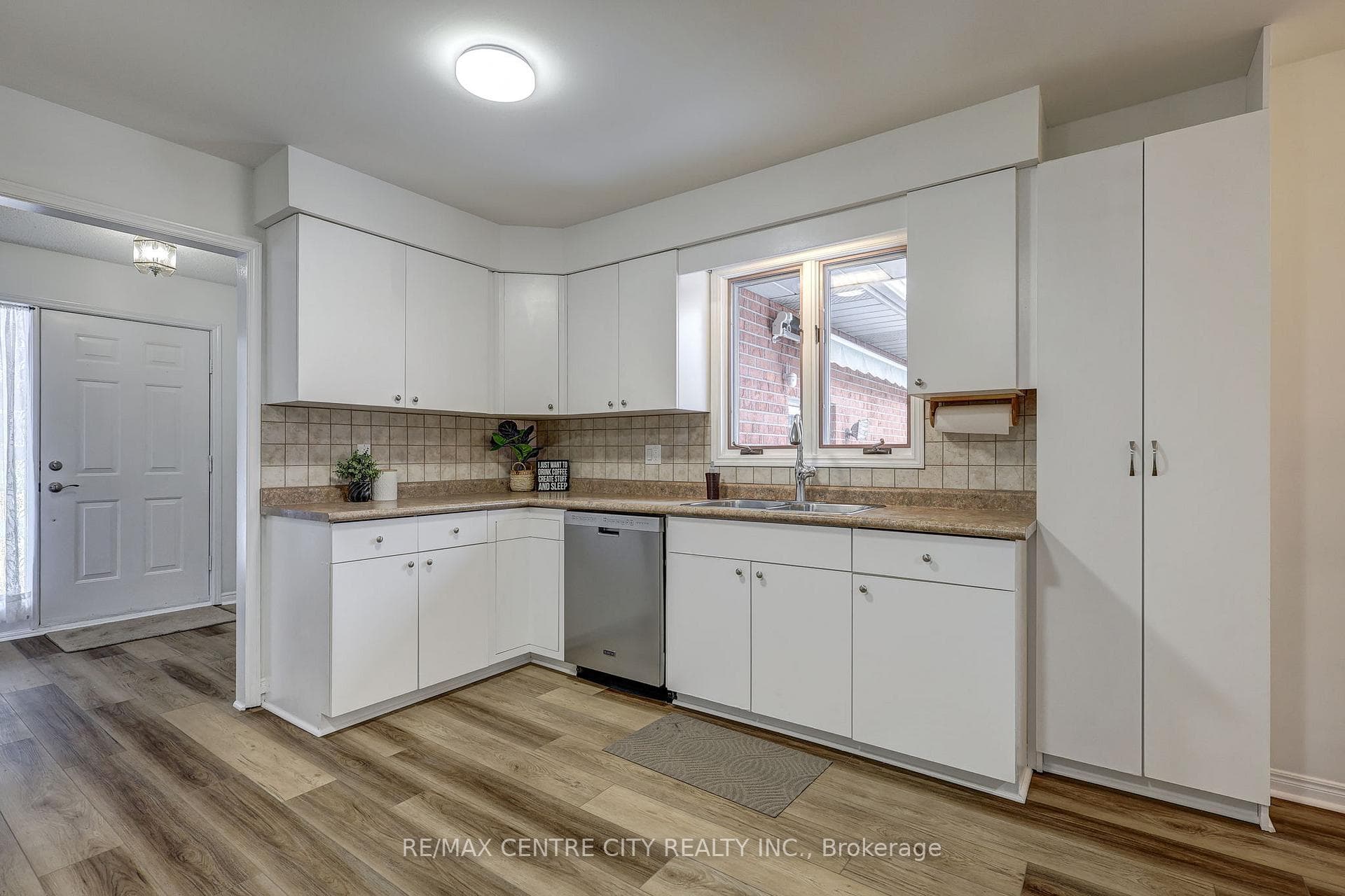 95 Dufferin Street photo 8