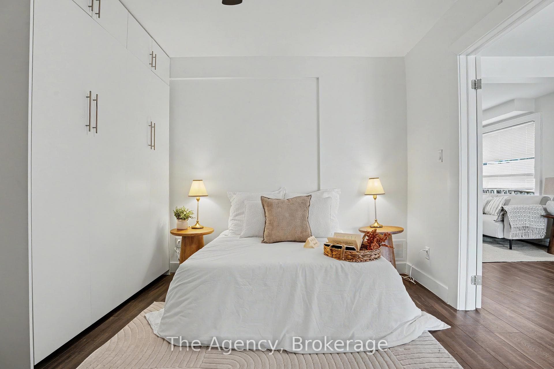 881 Lakeshore Road photo 14