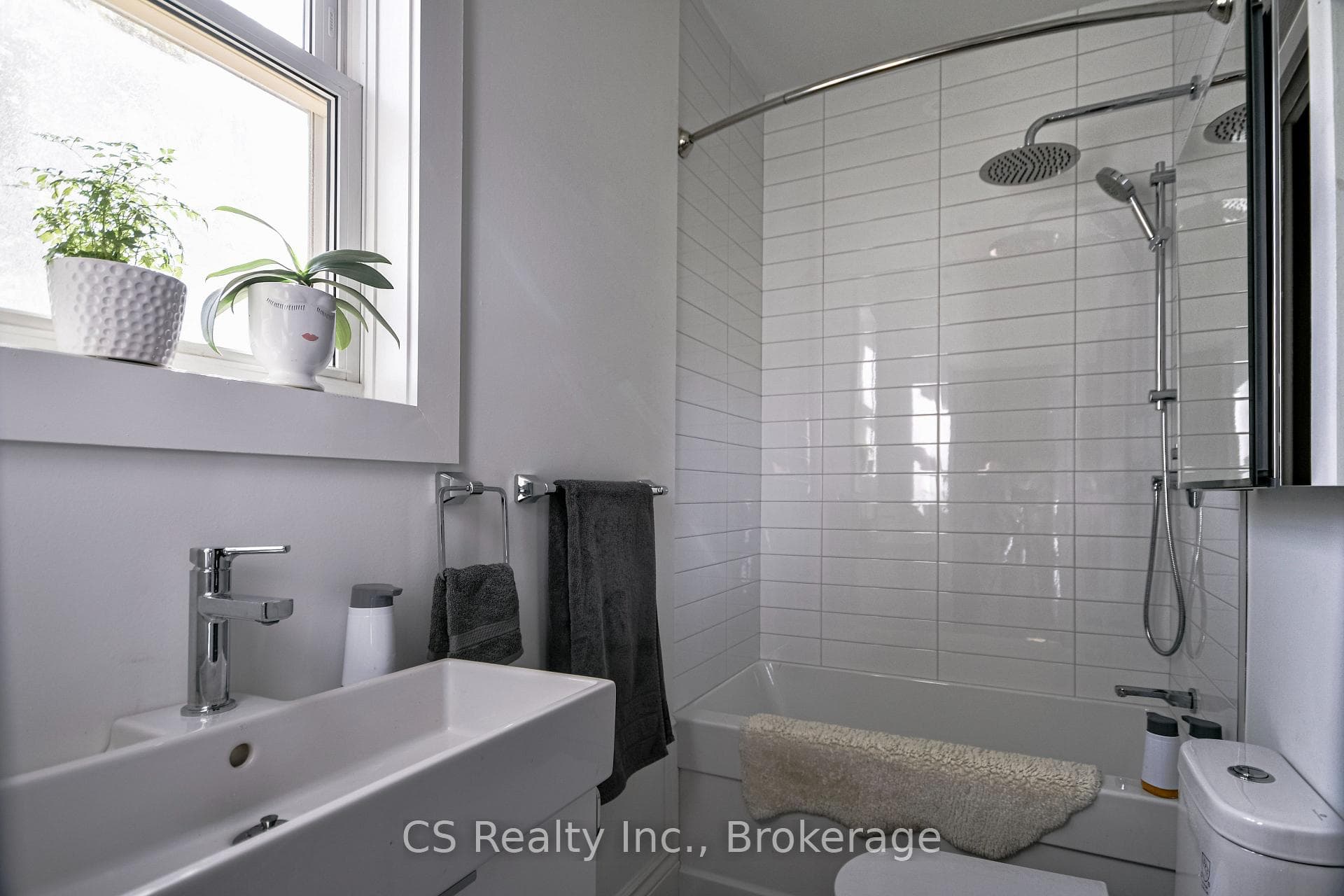 2133 Gerrard Street Unit 1 photo 2