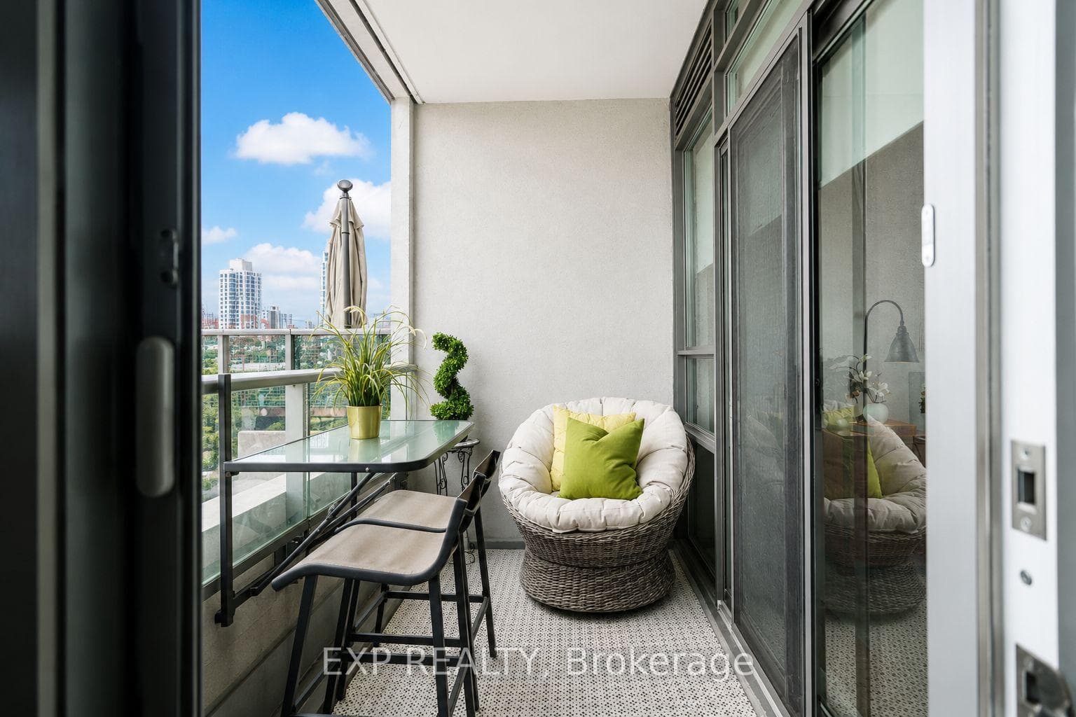 500 St Clair Avenue Unit 404 photo 4