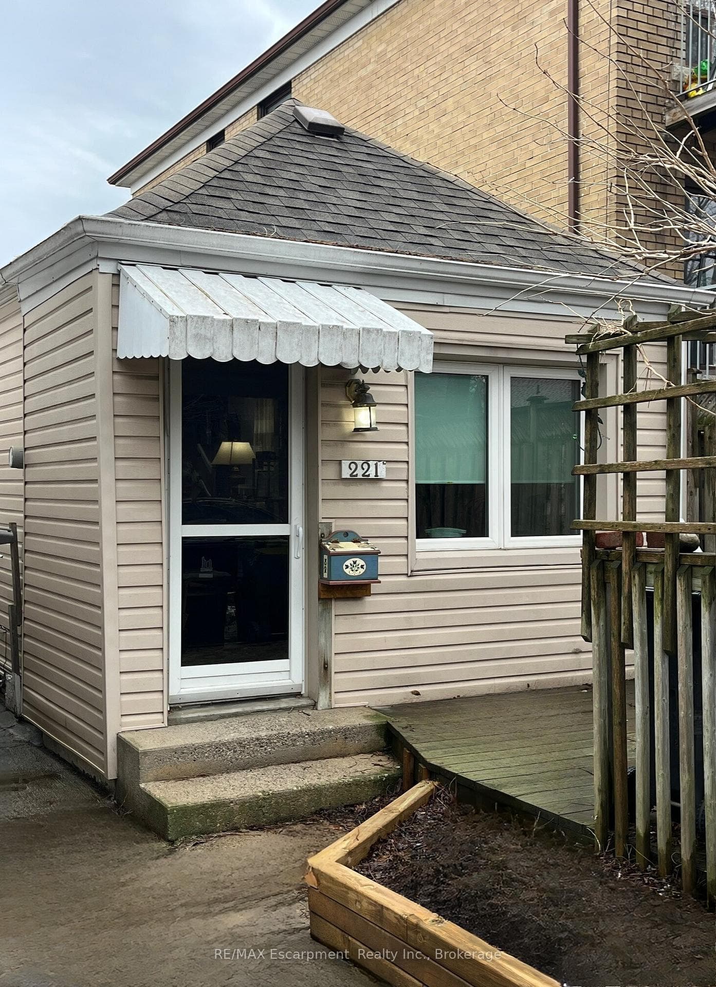 221 Winnett Avenue photo 1