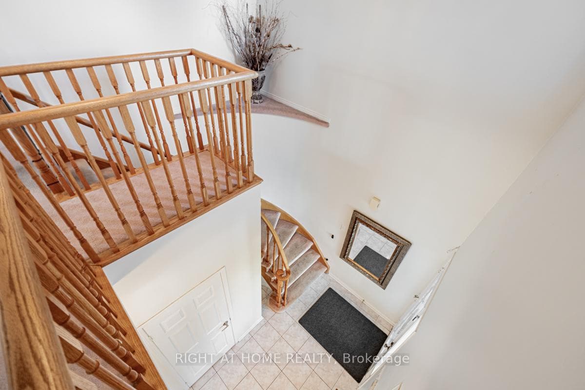 1448 Sandhurst Crescent photo 26