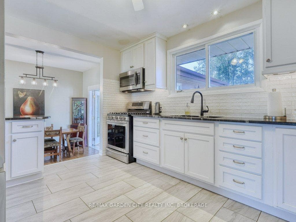 Bright kitchen with lots of cupboard/counter space