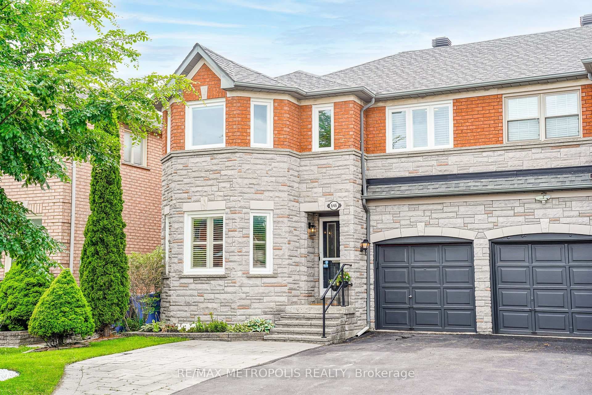 646 Walpole Crescent photo 36