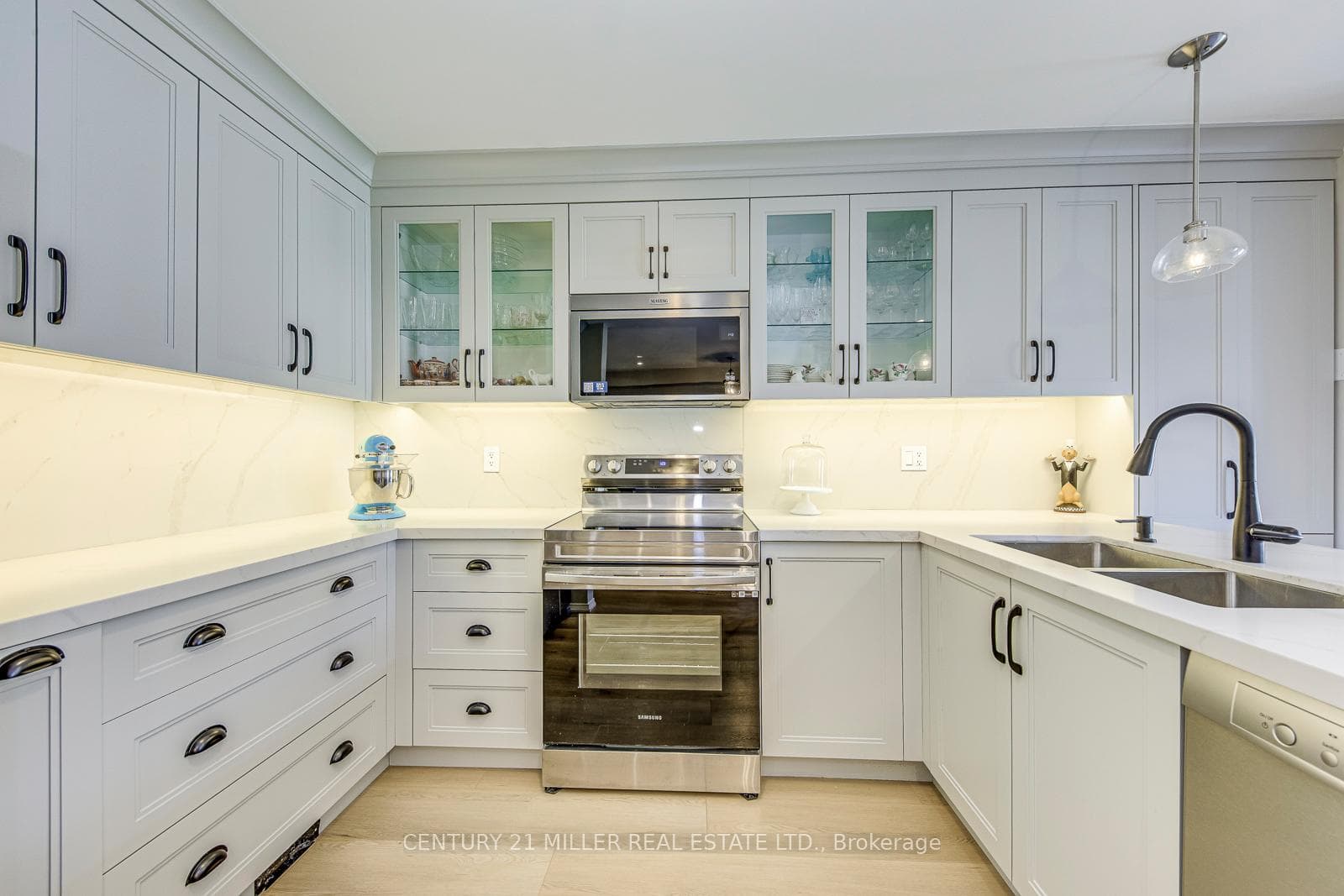 215 ROXTON Road photo 15